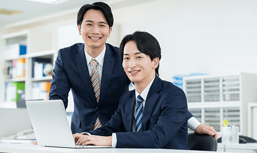 オフィスで働く社員
